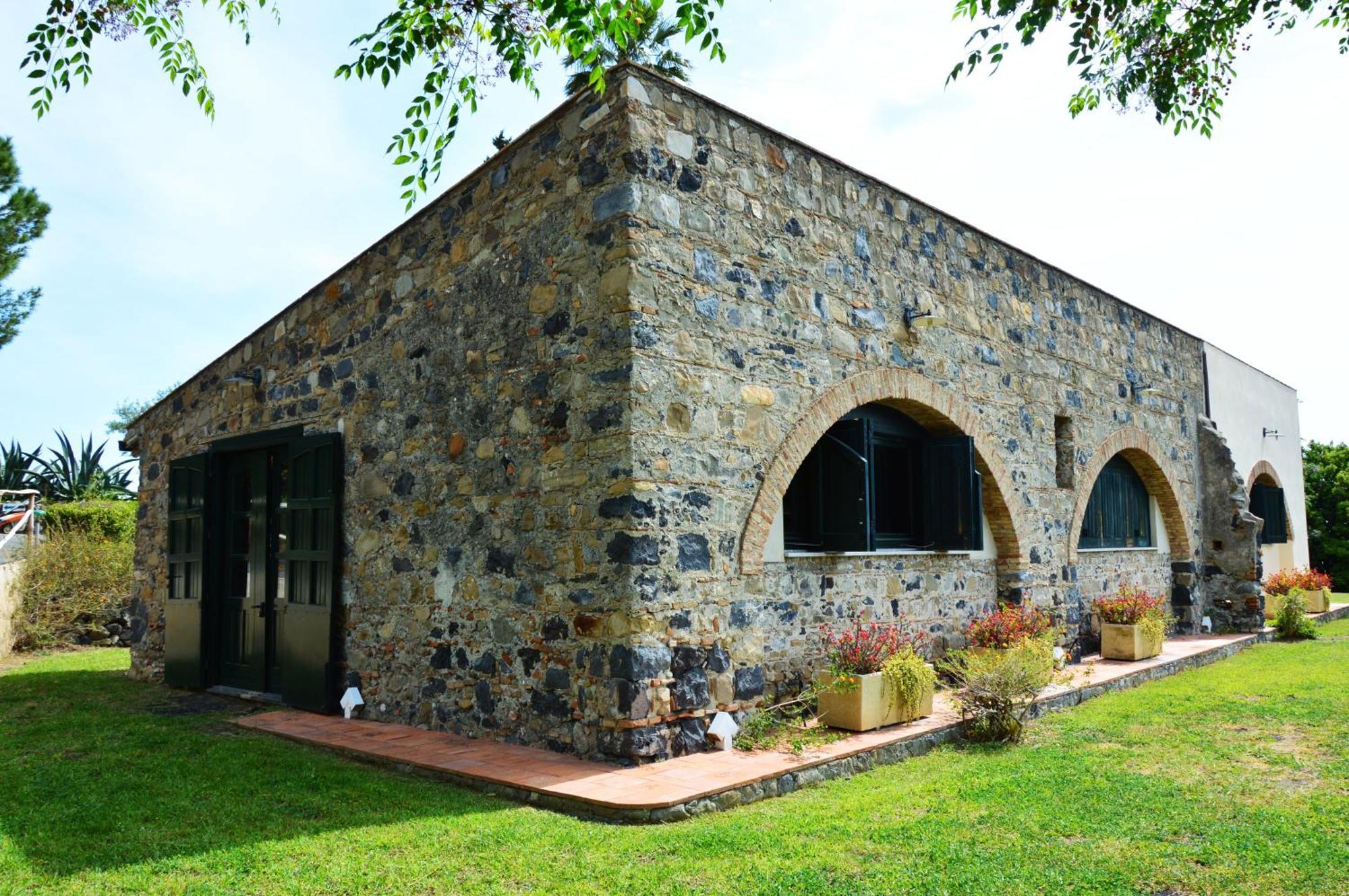 Antico Borgo Etneo Country Hotel Calatabiano Bagian luar foto